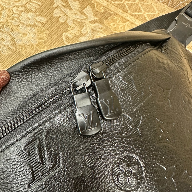 LV 黑牛皮壓紋黑釦Discovery PM胸腰包M46036-10