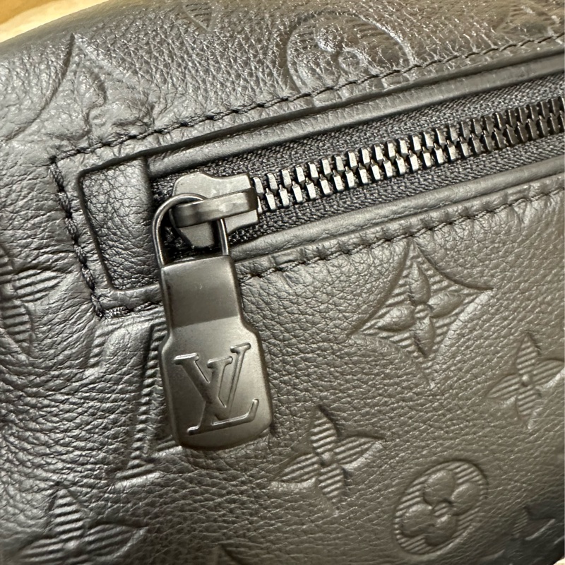 LV 黑牛皮壓紋黑釦Discovery PM胸腰包M46036-12