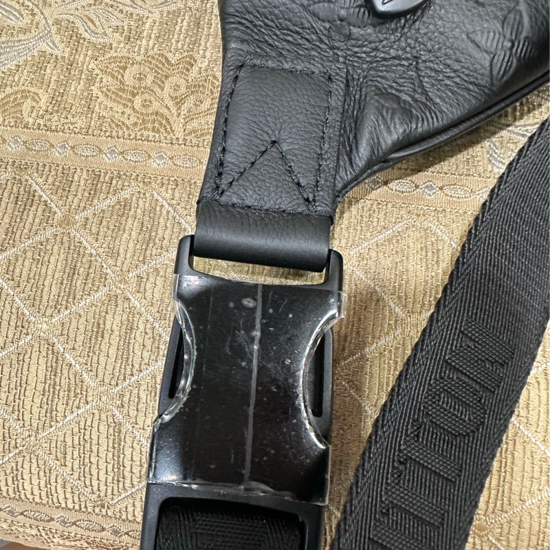 LV 黑牛皮壓紋黑釦Discovery PM胸腰包M46036-13