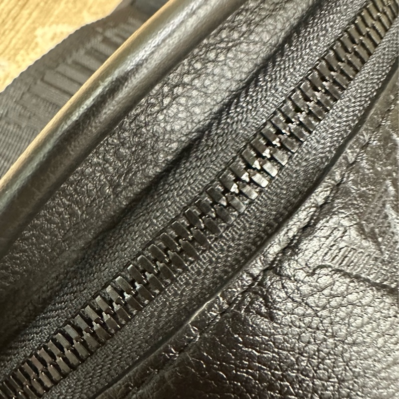 LV 黑牛皮壓紋黑釦Discovery PM胸腰包M46036-14