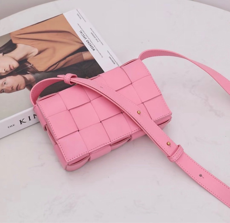 「JL精品代購」98新 BV 粉色 編織 斜背包-0