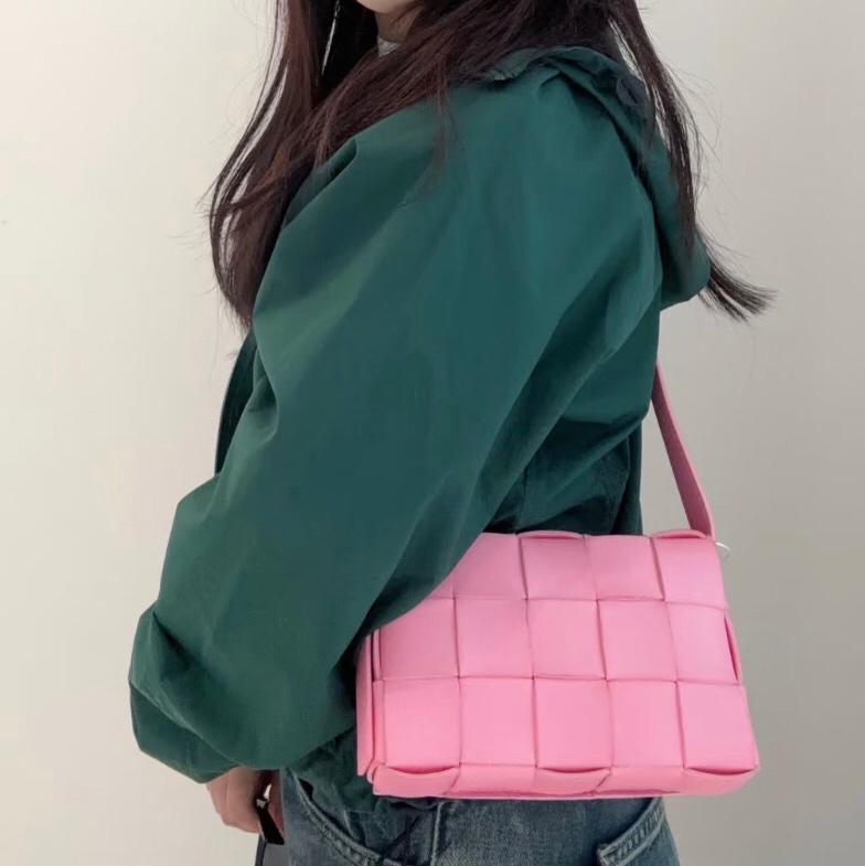 「JL精品代購」98新 BV 粉色 編織 斜背包-1