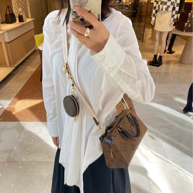 LV 路易威登原花雙色OnTheGo East West 橫版托特包寬背帶手提斜背包M46653-4