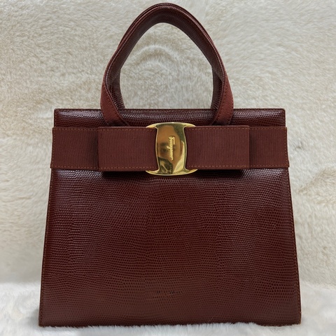 Salvatore Ferragamo 的經典 Vara 系列手提包 。xc476