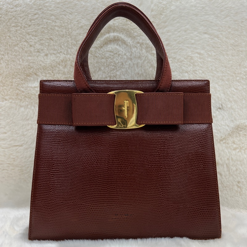 Salvatore Ferragamo 的經典 Vara 系列手提包 。xc476-0