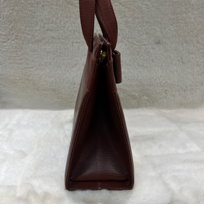 Salvatore Ferragamo 的經典 Vara 系列手提包 。xc476-2