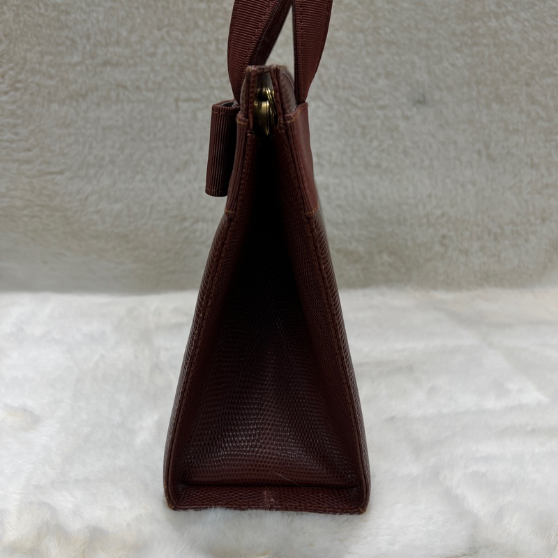 Salvatore Ferragamo 的經典 Vara 系列手提包 。xc476-3