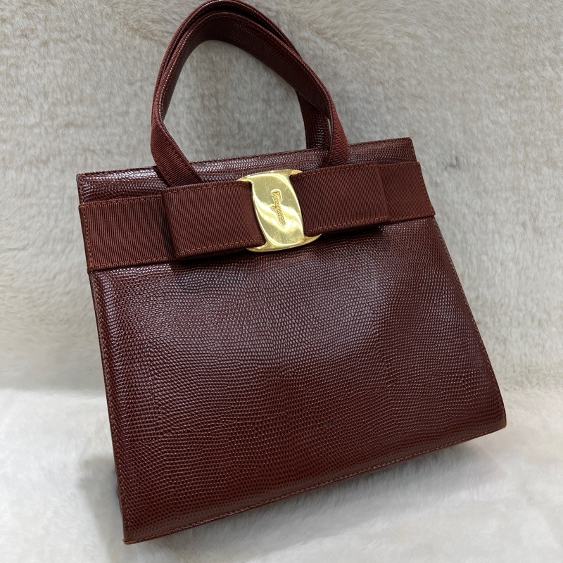 Salvatore Ferragamo 的經典 Vara 系列手提包 。xc476-7