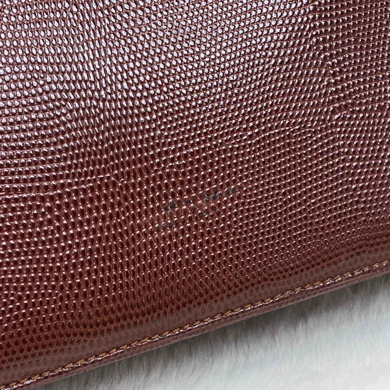 Salvatore Ferragamo 的經典 Vara 系列手提包 。xc476-8