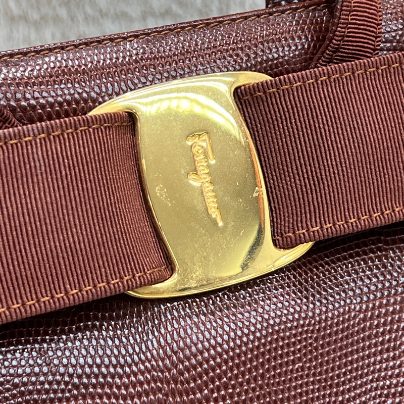 Salvatore Ferragamo 的經典 Vara 系列手提包 。xc476-9