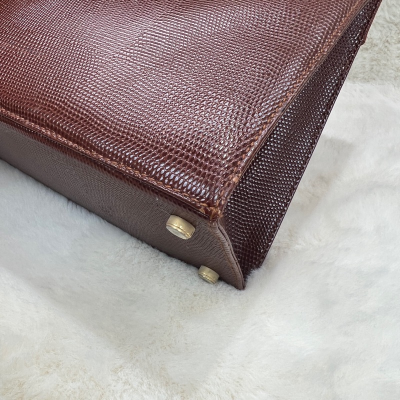 Salvatore Ferragamo 的經典 Vara 系列手提包 。xc476-11