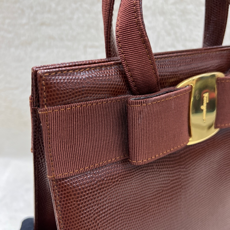 Salvatore Ferragamo 的經典 Vara 系列手提包 。xc476-12