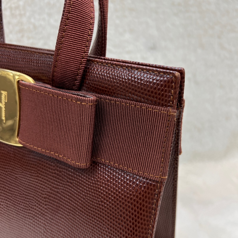 Salvatore Ferragamo 的經典 Vara 系列手提包 。xc476-13