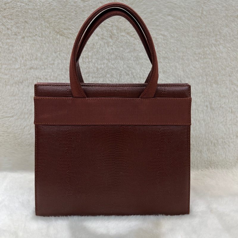 Salvatore Ferragamo 的經典 Vara 系列手提包 。xc476-14