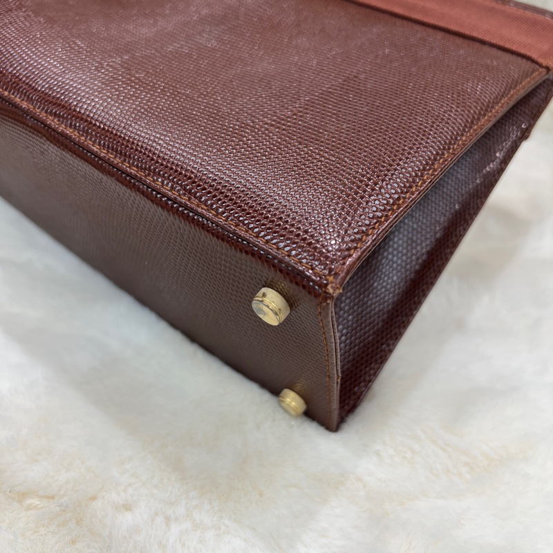 Salvatore Ferragamo 的經典 Vara 系列手提包 。xc476-16