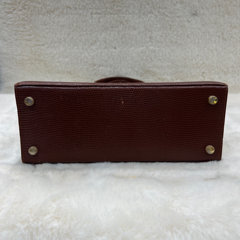 Salvatore Ferragamo 的經典 Vara 系列手提包 。xc476-17