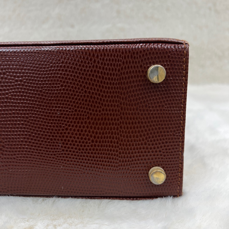 Salvatore Ferragamo 的經典 Vara 系列手提包 。xc476-19