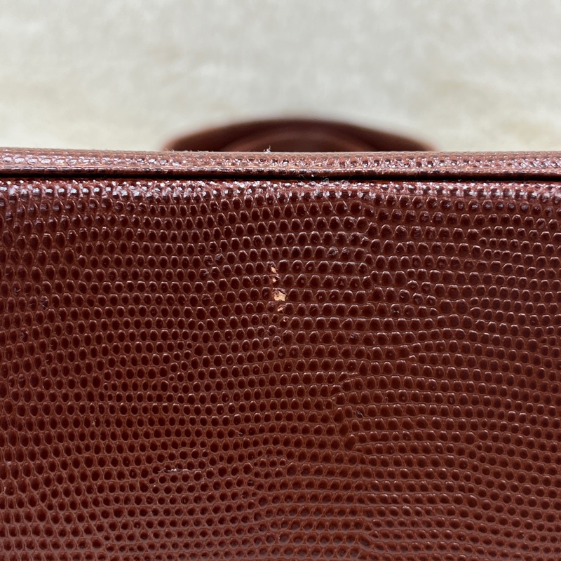 Salvatore Ferragamo 的經典 Vara 系列手提包 。xc476-20