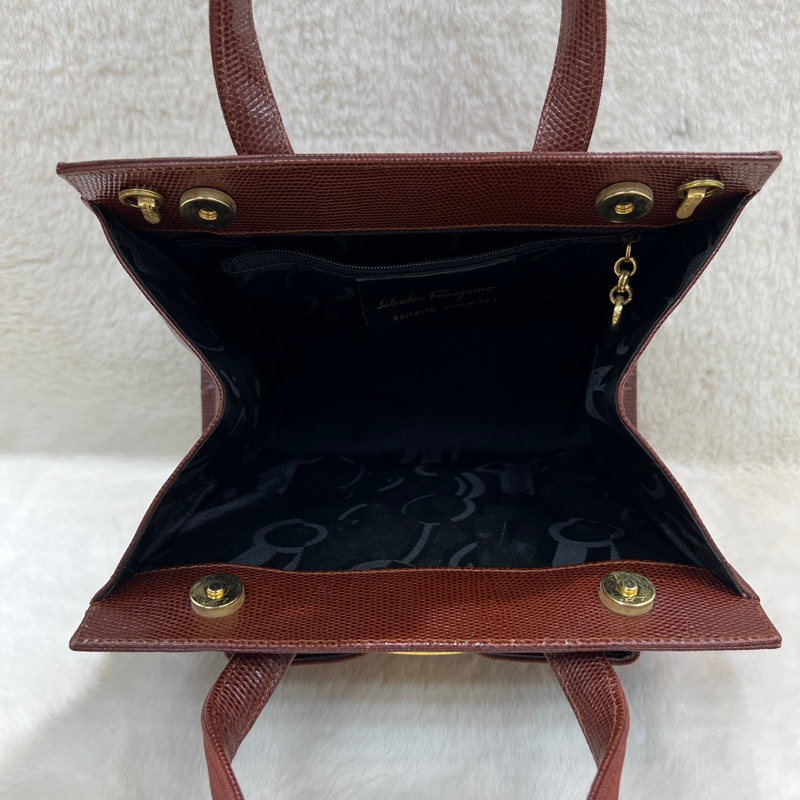 Salvatore Ferragamo 的經典 Vara 系列手提包 。xc476-21