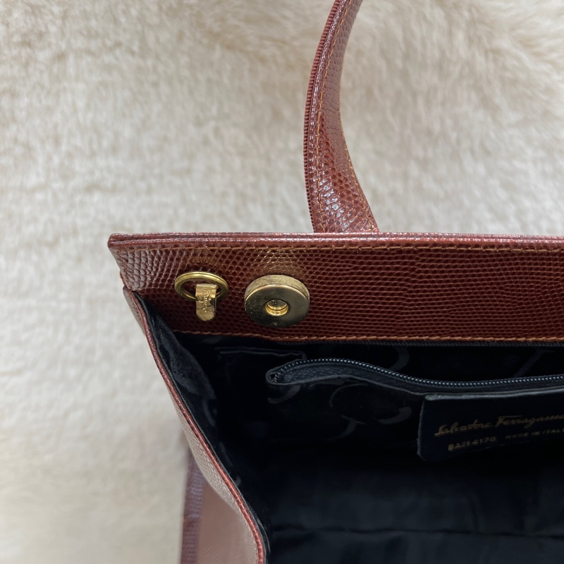 Salvatore Ferragamo 的經典 Vara 系列手提包 。xc476-22
