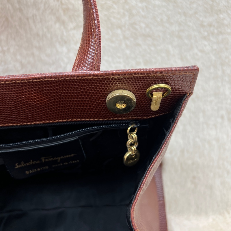 Salvatore Ferragamo 的經典 Vara 系列手提包 。xc476-23