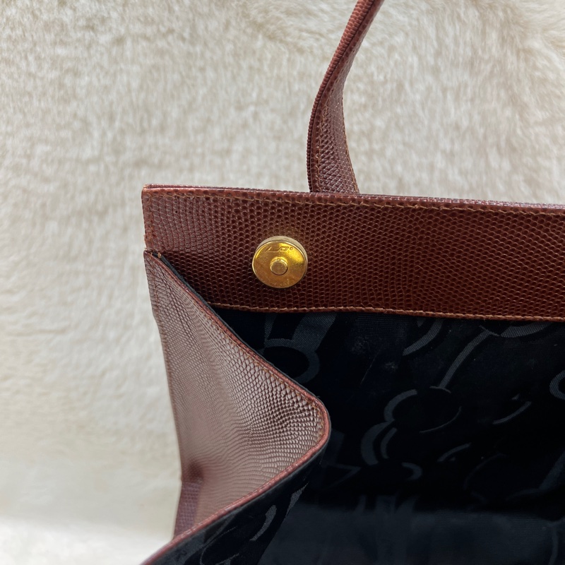 Salvatore Ferragamo 的經典 Vara 系列手提包 。xc476-24