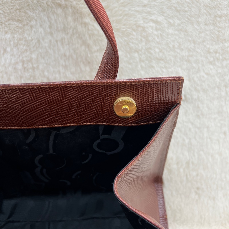 Salvatore Ferragamo 的經典 Vara 系列手提包 。xc476-25
