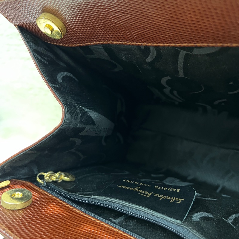 Salvatore Ferragamo 的經典 Vara 系列手提包 。xc476-26