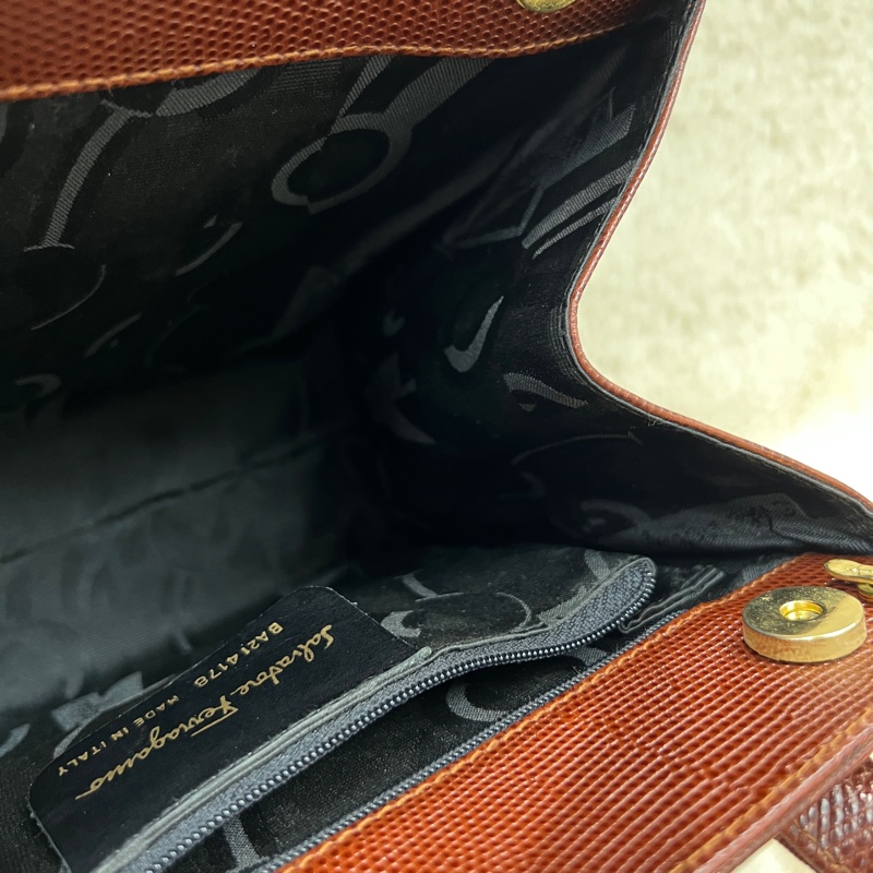 Salvatore Ferragamo 的經典 Vara 系列手提包 。xc476-27