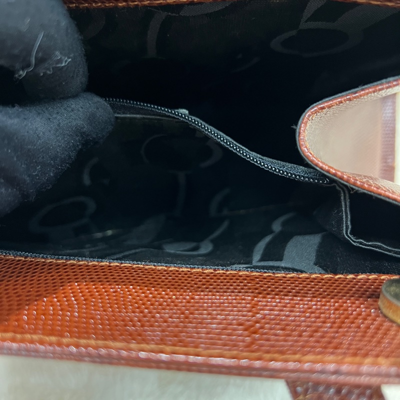 Salvatore Ferragamo 的經典 Vara 系列手提包 。xc476-28