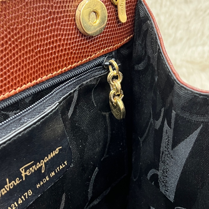 Salvatore Ferragamo 的經典 Vara 系列手提包 。xc476-29