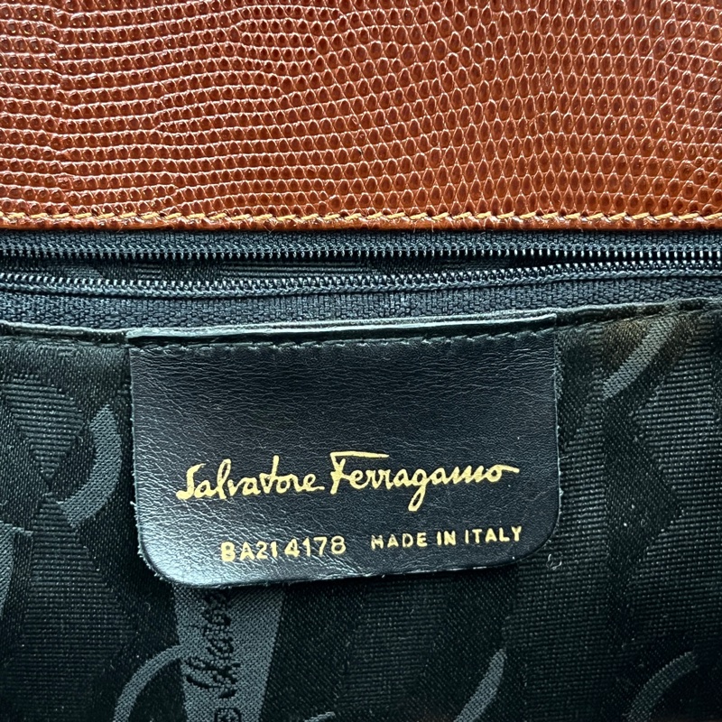 Salvatore Ferragamo 的經典 Vara 系列手提包 。xc476-30
