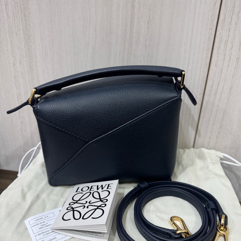 Loewe mini puzzle新款深黑籃斜背包-2