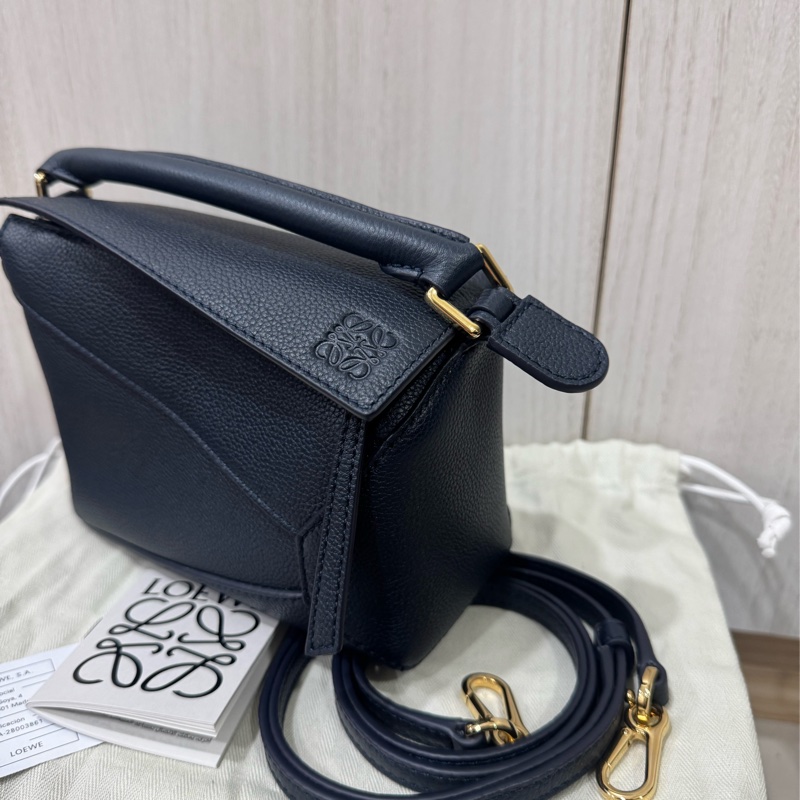 Loewe mini puzzle新款深黑籃斜背包-3