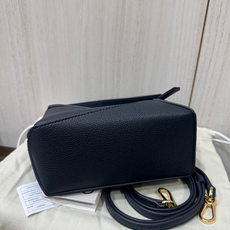 Loewe mini puzzle新款深黑籃斜背包-5