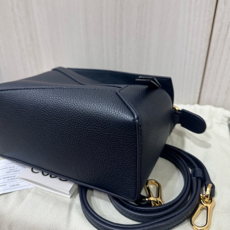 Loewe mini puzzle新款深黑籃斜背包-7