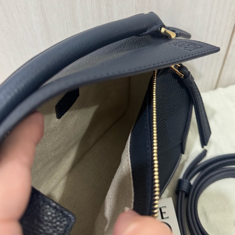 Loewe mini puzzle新款深黑籃斜背包-8