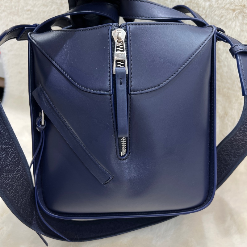 Loewe Compact Hammock 小號深藍色吊床包.  XC397-4