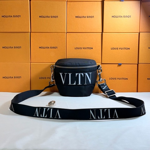 ‼️全台最甜 近新閒置 Valentino 黑白logo 肩背斜背包/胸包