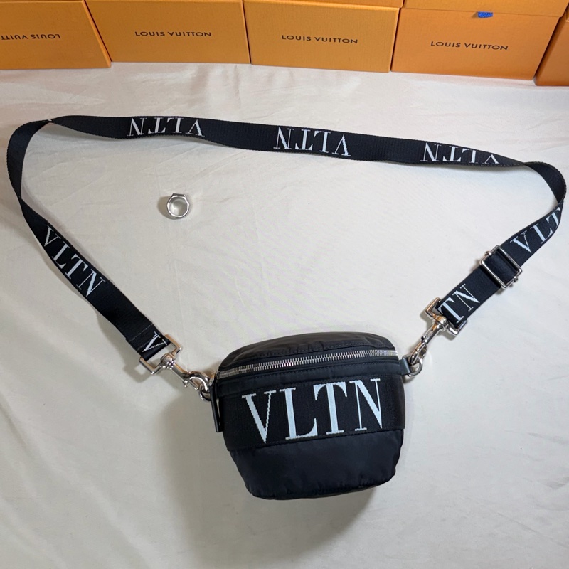 ‼️全台最甜 近新閒置 Valentino 黑白logo 肩背斜背包/胸包-1