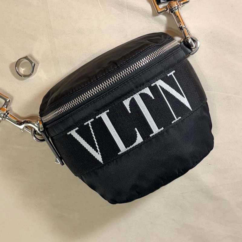 ‼️全台最甜 近新閒置 Valentino 黑白logo 肩背斜背包/胸包-2