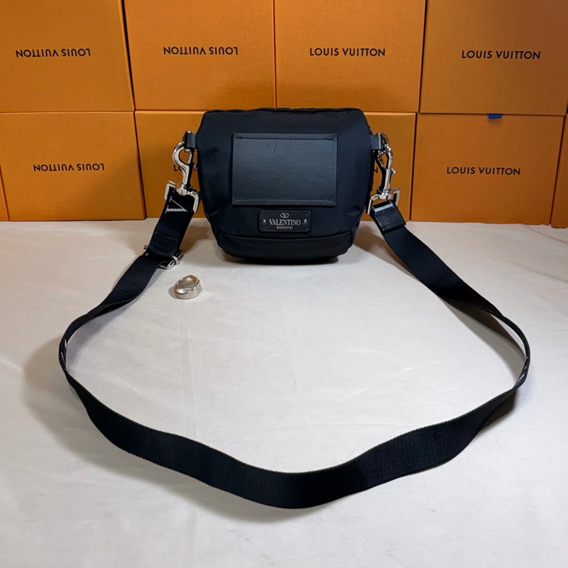 ‼️全台最甜 近新閒置 Valentino 黑白logo 肩背斜背包/胸包-5