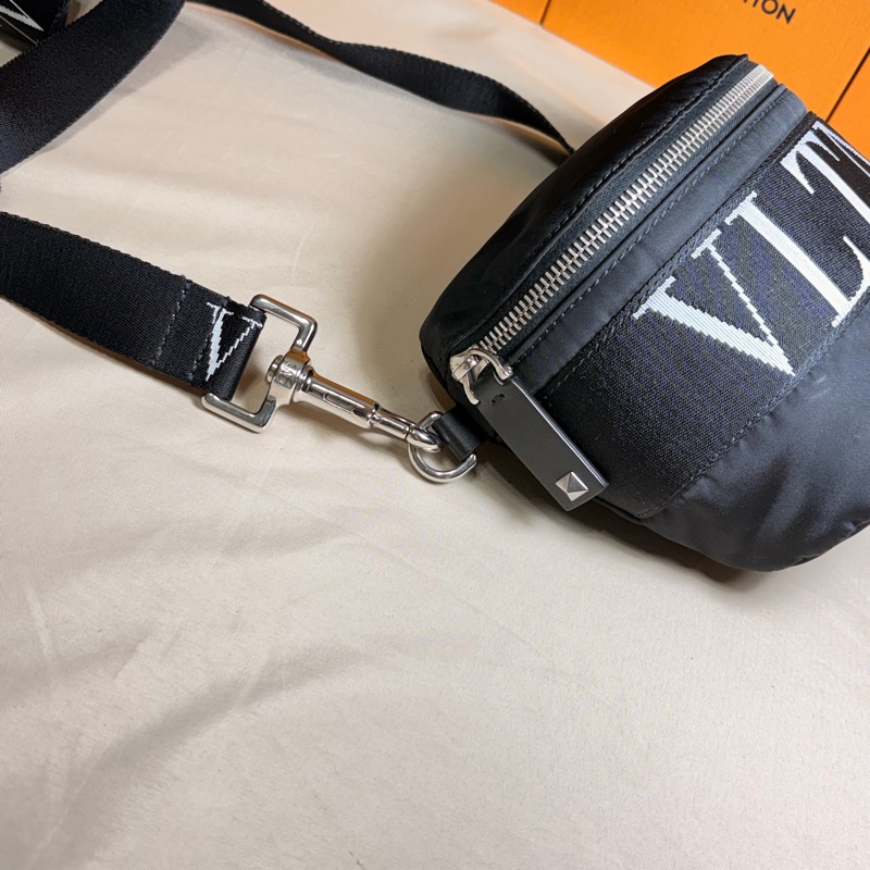 ‼️全台最甜 近新閒置 Valentino 黑白logo 肩背斜背包/胸包-7