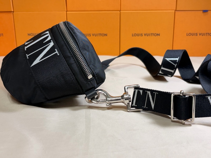 ‼️全台最甜 近新閒置 Valentino 黑白logo 肩背斜背包/胸包-8