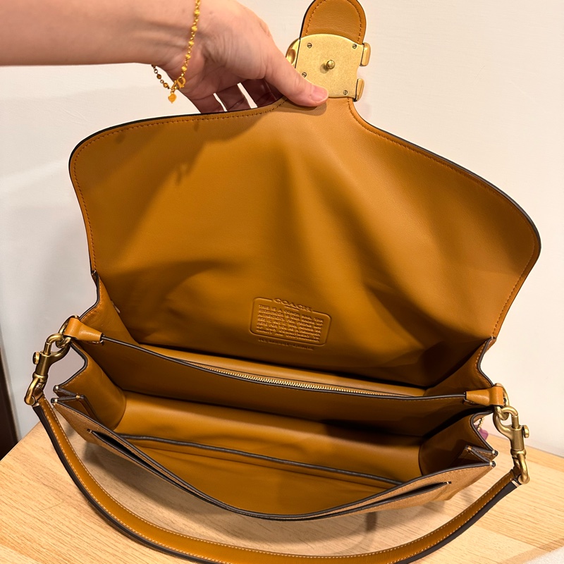 Coach-Tabby36單肩手袋-專櫃在售款-背上身鬆弛感滿滿-14