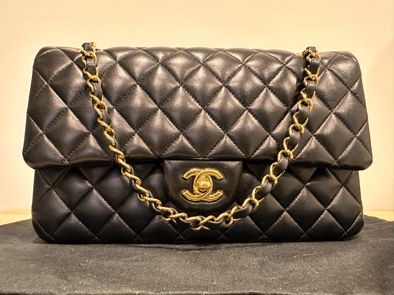 香奈兒Chanel-每個女人都該擁有的經典款-黑金羊皮classic flap 中號-25cm-1