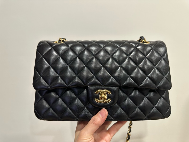 香奈兒Chanel-每個女人都該擁有的經典款-黑金羊皮classic flap 中號-25cm-2
