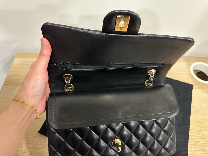 香奈兒Chanel-每個女人都該擁有的經典款-黑金羊皮classic flap 中號-25cm-10