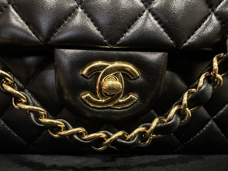 香奈兒Chanel-每個女人都該擁有的經典款-黑金羊皮classic flap 中號-25cm-18