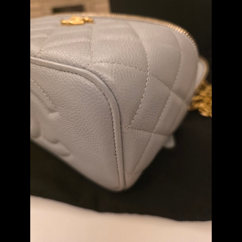 Chanel小香淺灰愛心調節扣晶片款化妝包-10